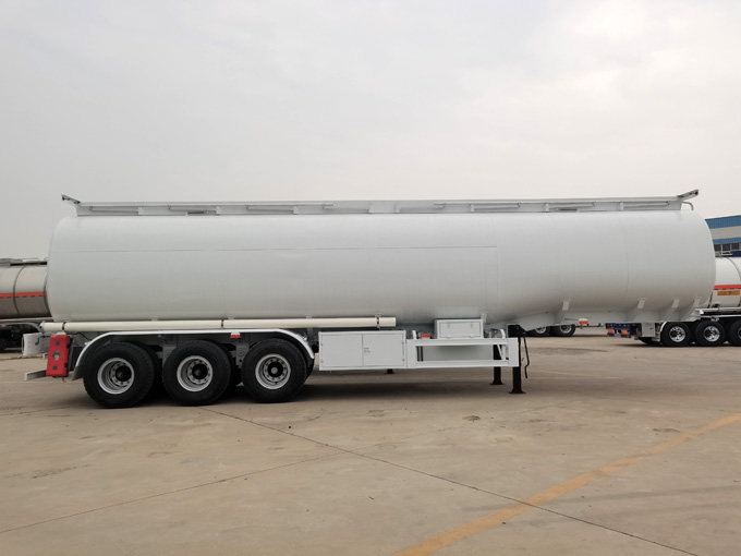 Liquid tanker truck